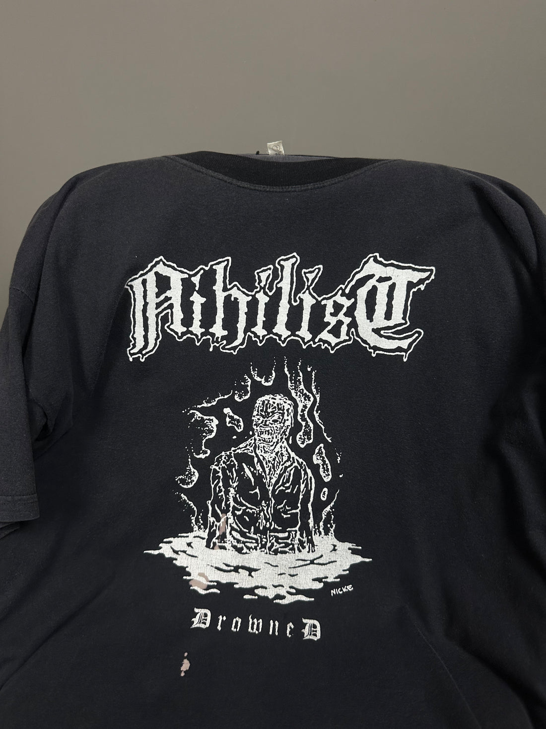 1990年代のヴィンテージ「ニヒリスト・ドラウンド」Tシャツ