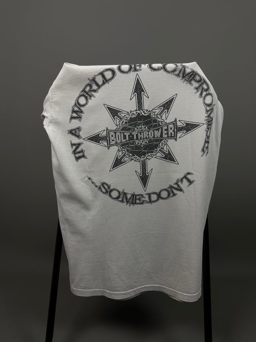 ボルトスローワー 2000年代 妥協の世界におけるTシャツ