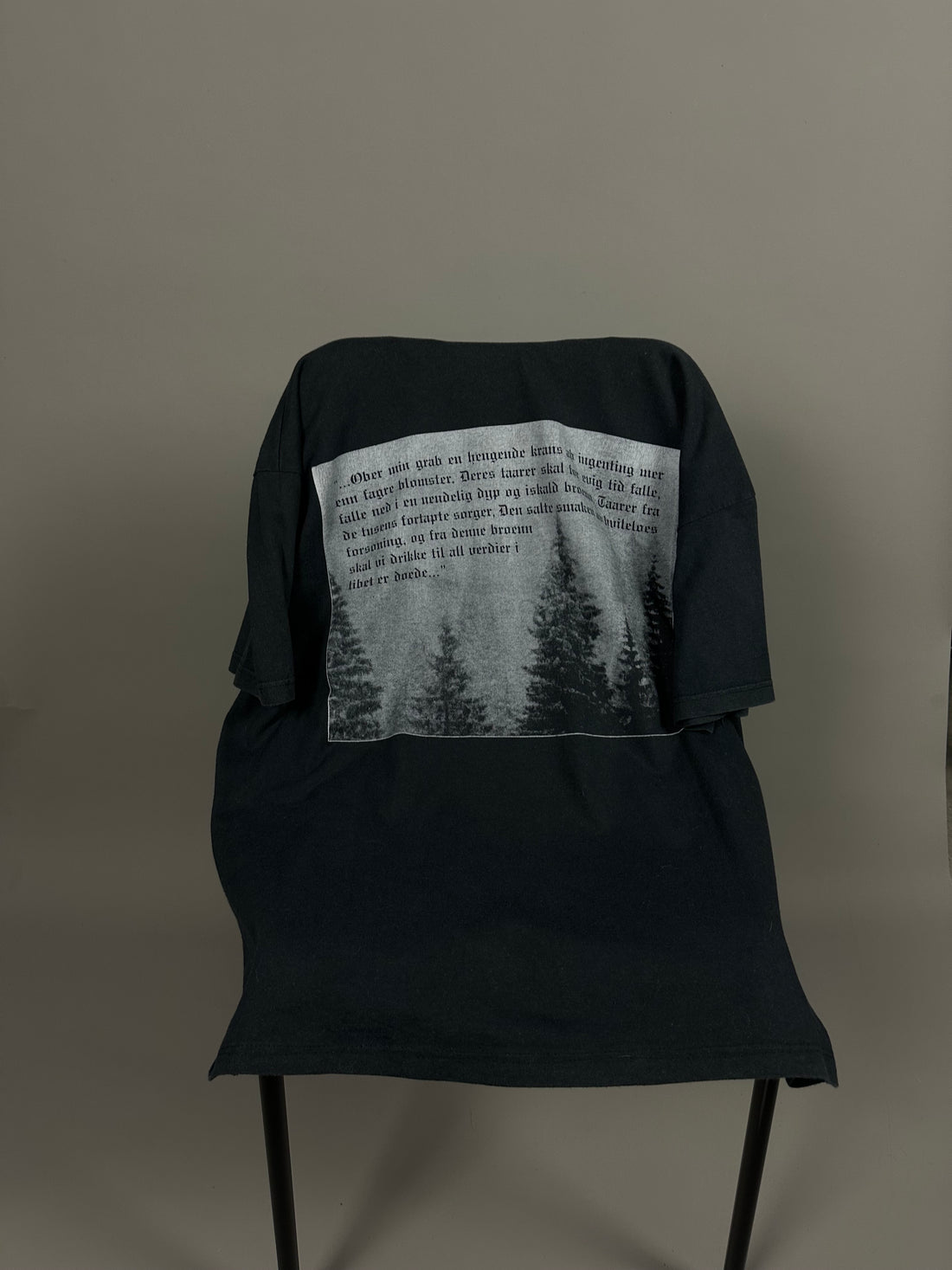 1990年代のヴィンテージ カルパティアフォレストTシャツ